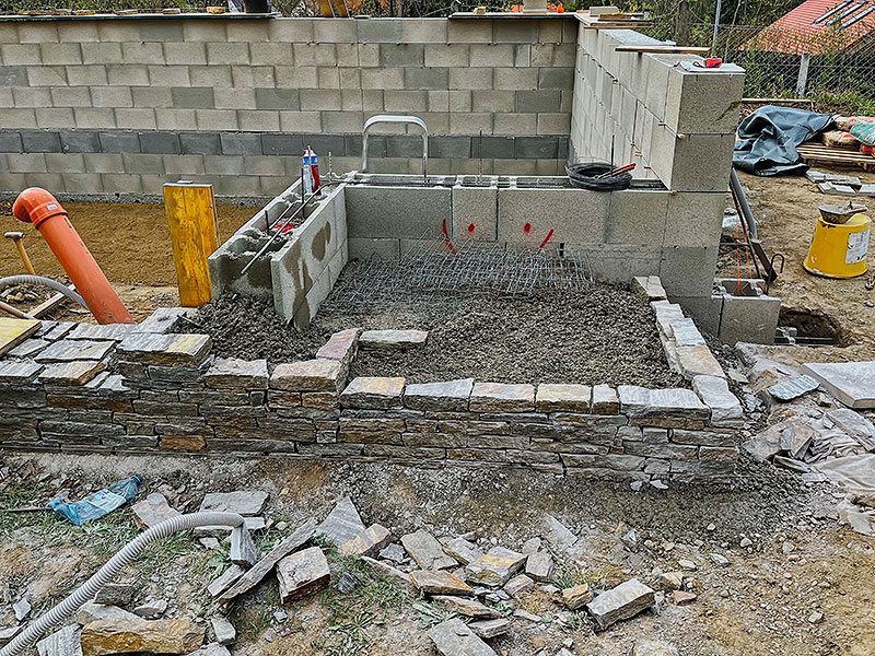 der Bau einer Mauer erfordert vom ersten Stein an besondere Aufmerksamkeit und genaues Arbeiten