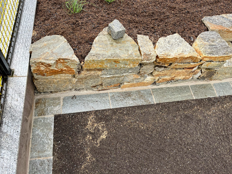 Steinmauern als optische Abtrennung von Gartenbereichen