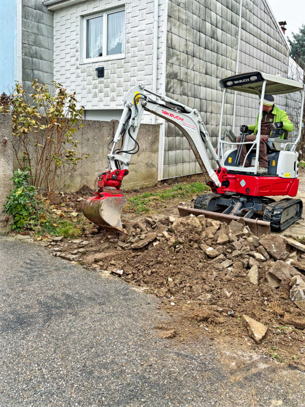 mit dem Bagger lassen sich alte Beton- und Fliesenflächen relativ einfach beseitigen.