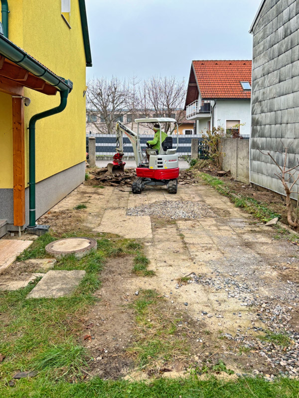 durch seine Kompaktheit und Wendigkeit kann man mit dem Bagger auch in engen Bereichen gut arbeiten.