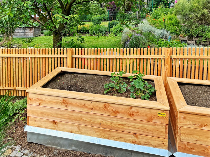 zum Holzbau gehört für mich auch die Gestaltung mit Hochbeeten und hölzernen Blumentrögen.