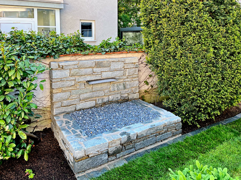 Brunnen aus Steinmauern sind ein besonderes Schmuckstück in jedem Garten