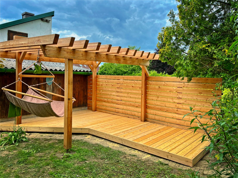 an einem warmen Sommertag oder lauen Sommerabend auf einer Holzterasse zu verbringen, bietet ein idylisches Gefühl