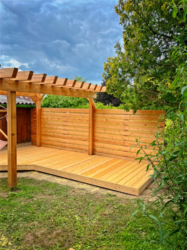 die Gestaltungsmöglichkeiten für eine Holzterasse sind breit gestreut