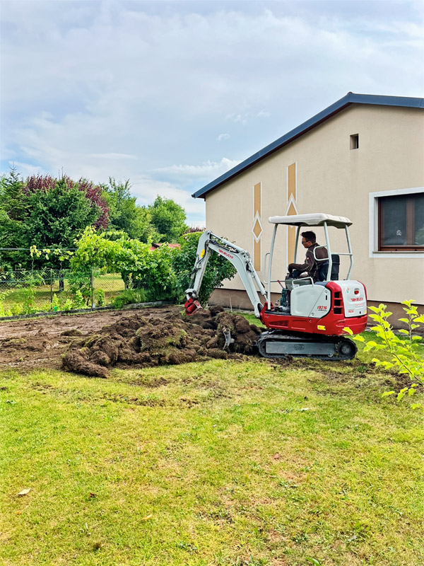 mit einem Bagger gehen viele Arbeiten wesentlich schneller voran - vom Ausgraben über Zuschütten bis zum Einebnen
